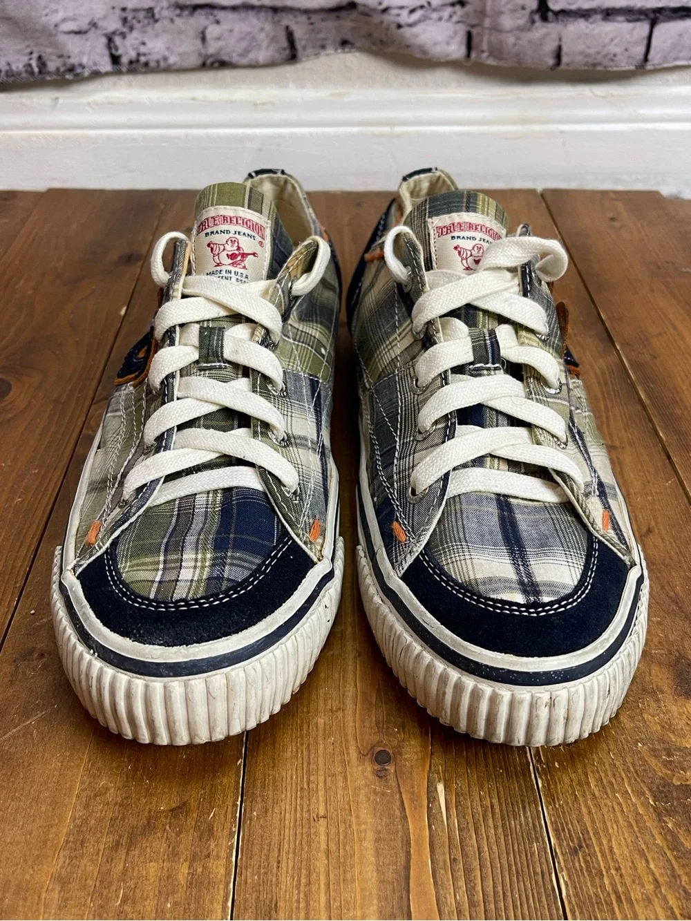 True Religion Mens size 10.5 canvas plaid sneakers